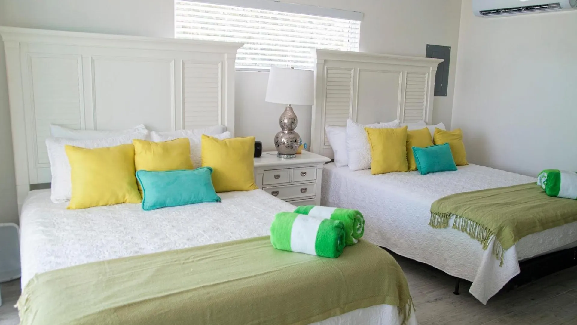 The Banana Bird At Cottages Sand Bluff 0*,  Cayman-øerne